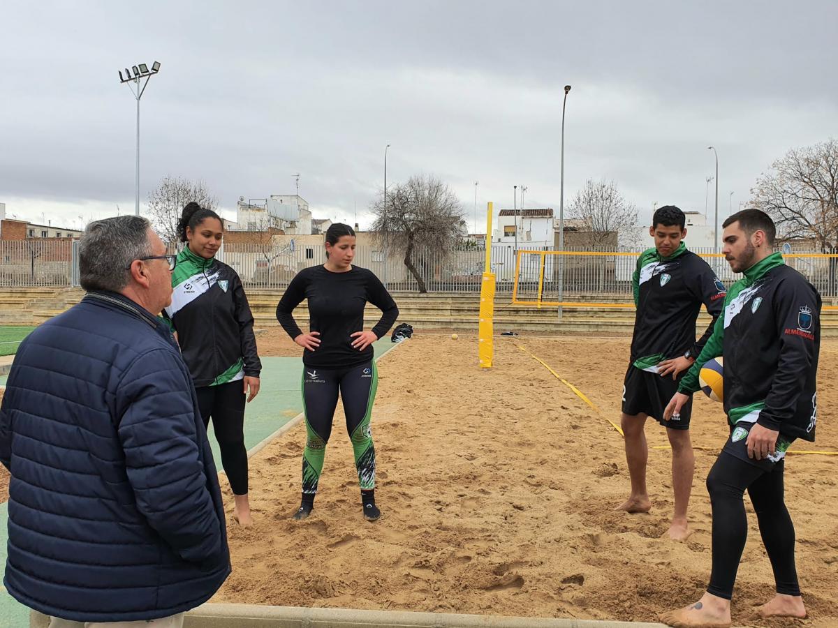 Finalizada la construcción de la pista de vóley-playa en el parque Ramón y Cajal