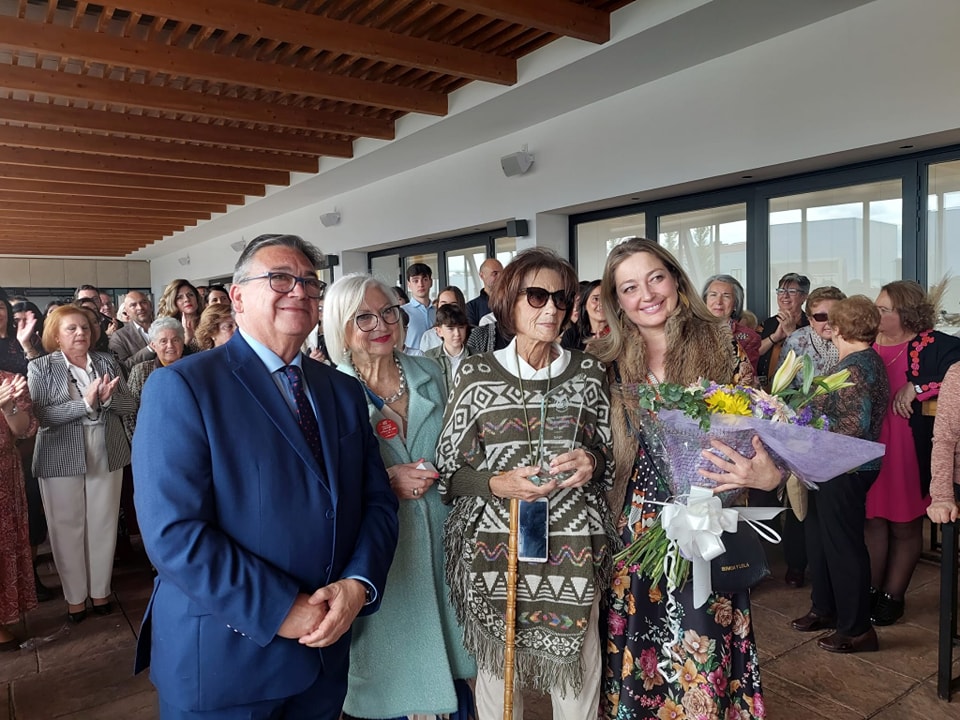 Eloísa Carrera recibe el premio del Consejo Local de la Mujer a toda una vida