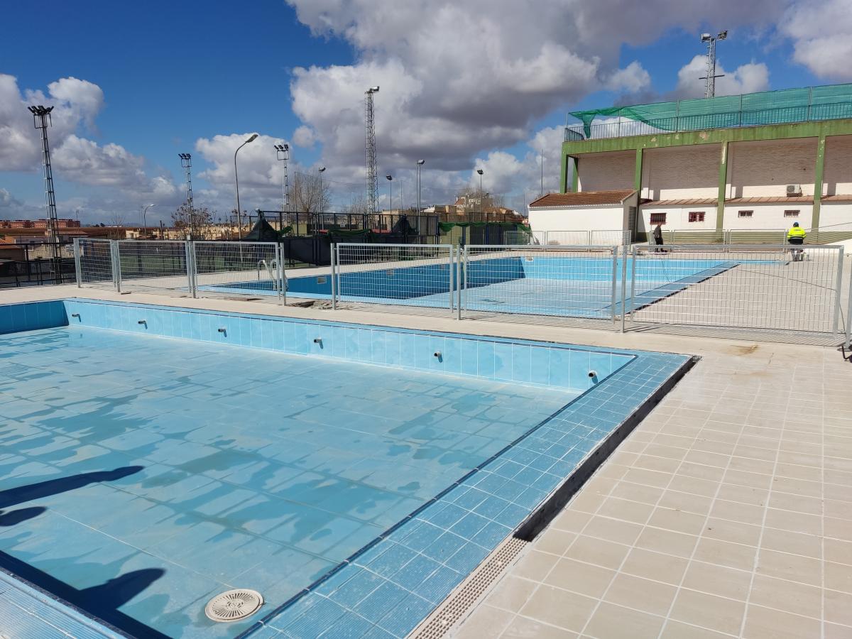 El alcalde asegura que la piscina estará disponible en verano