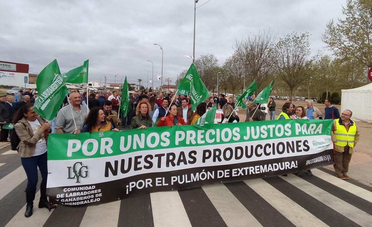 Apag Extremadura Asaja reivindica medidas para el sector del vino en una manifestación