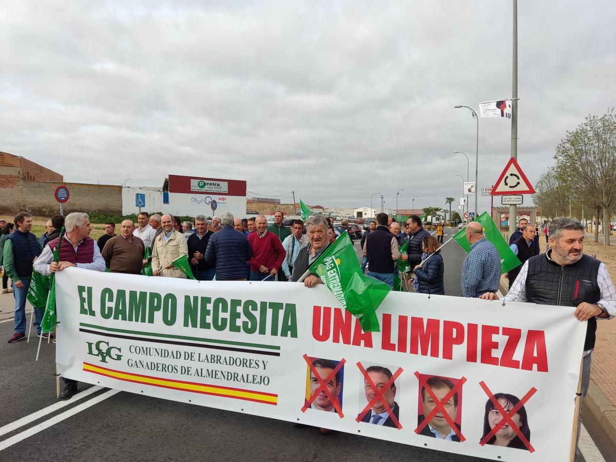 Apag Extremadura Asaja reivindica medidas para el sector del vino en una manifestación