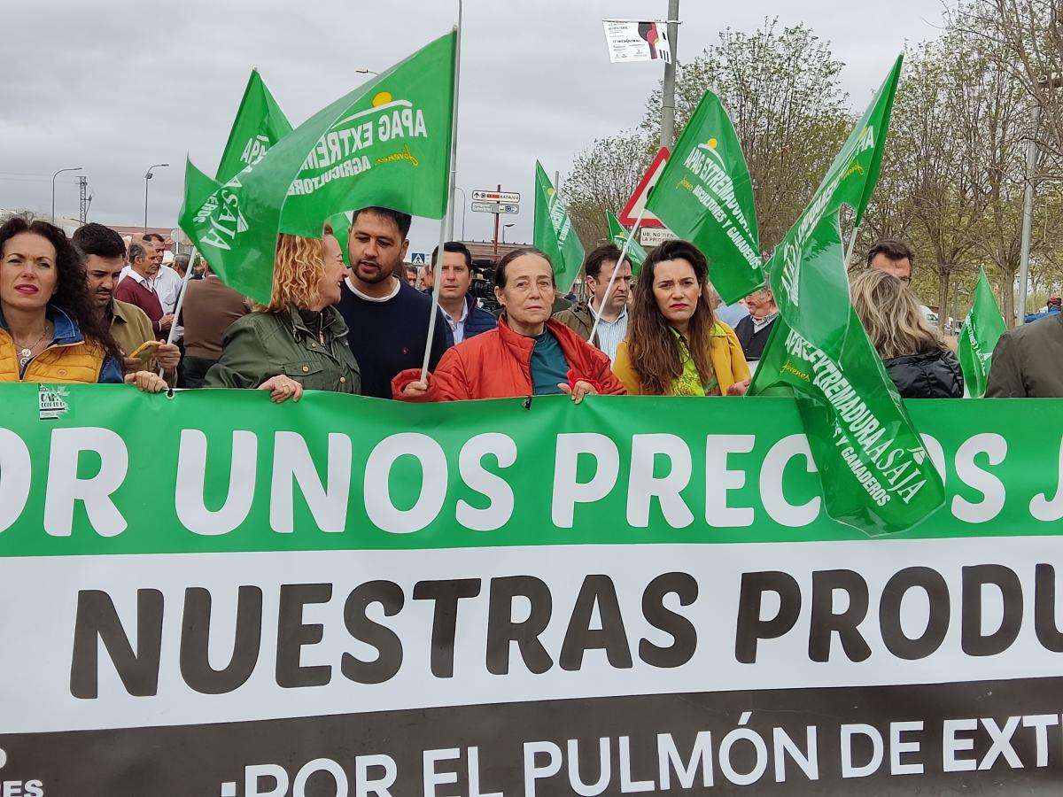 Apag Extremadura Asaja reivindica medidas para el sector del vino en una manifestación