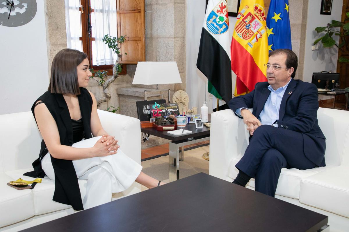 El presidente de la Junta recibe a la deportista almendralejense Paola García Lozano