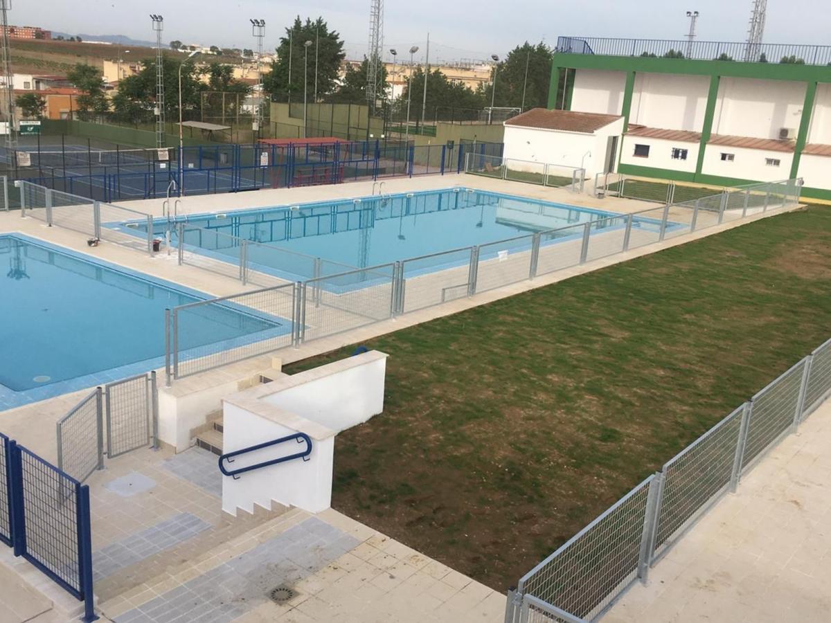 La piscina de verano avanza con el llenado del vaso y la siembra del césped