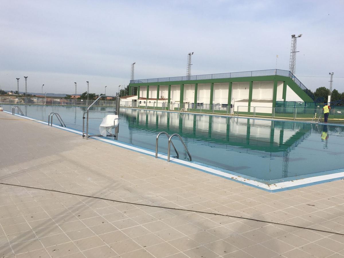 La piscina de verano avanza con el llenado del vaso y la siembra del césped