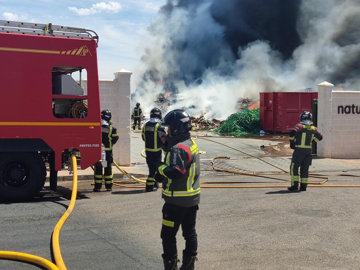 Arde una planta de reciclaje en el polígono industrial de Almendralejo