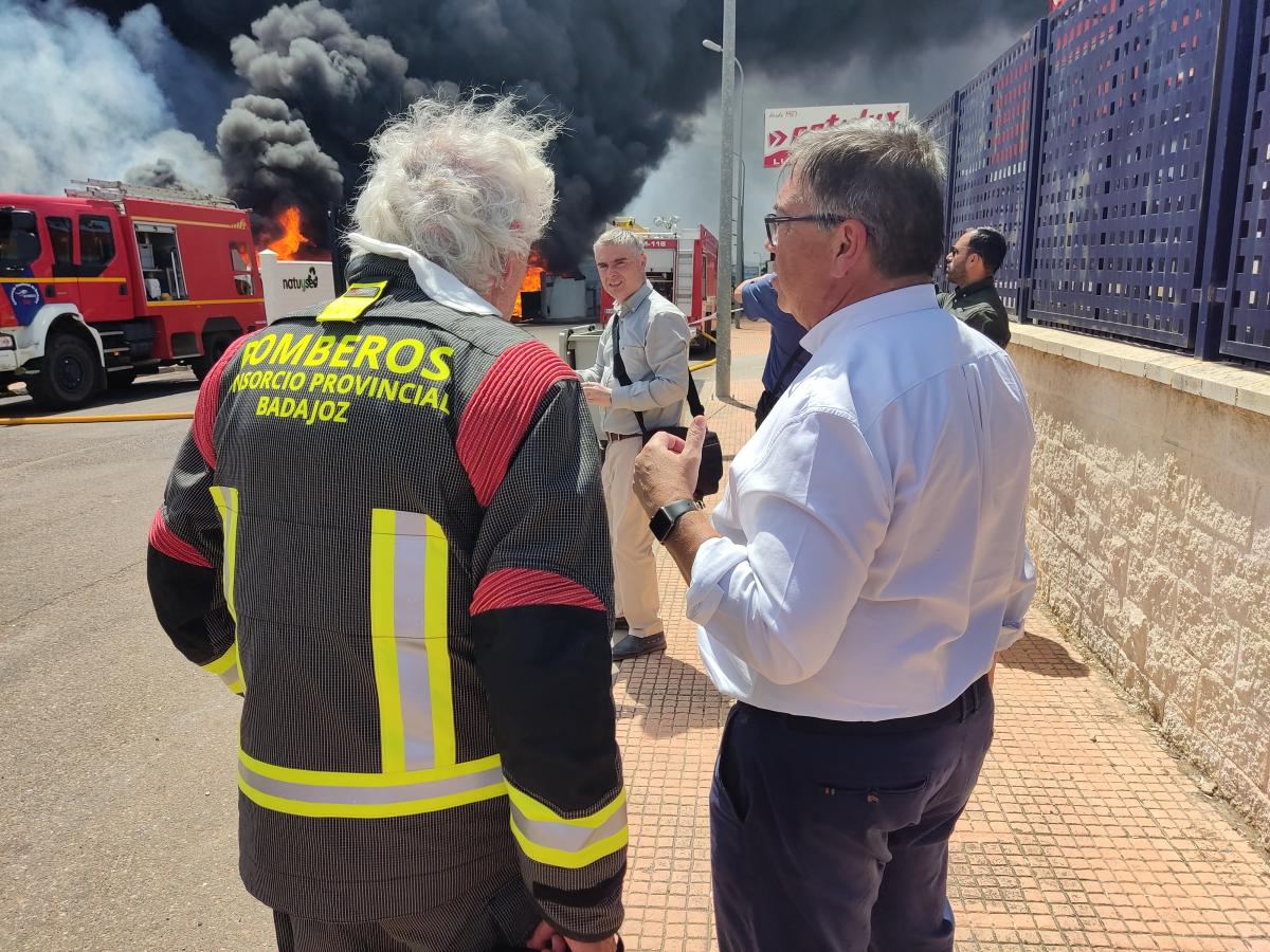 Arde una planta de reciclaje en el polígono industrial de Almendralejo