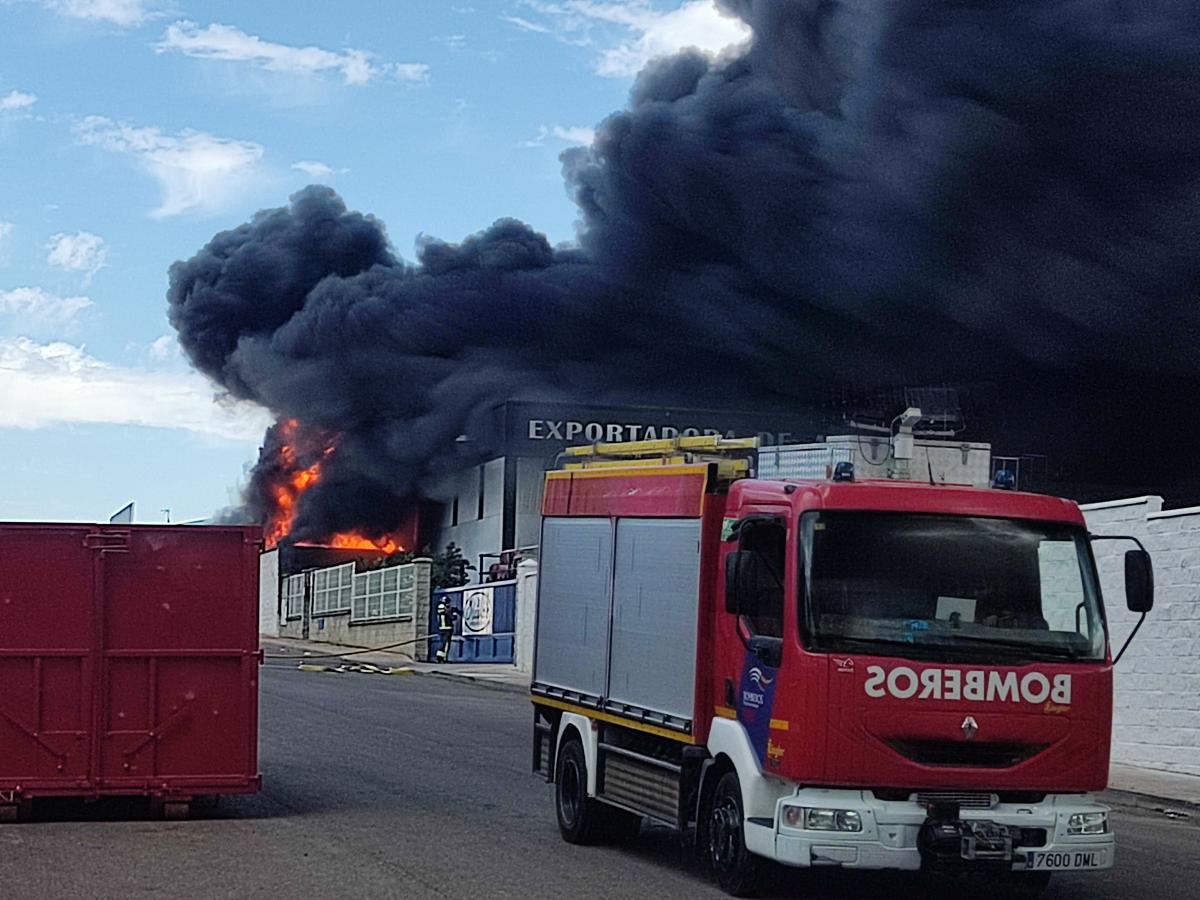 Arde una planta de reciclaje en el polígono industrial de Almendralejo