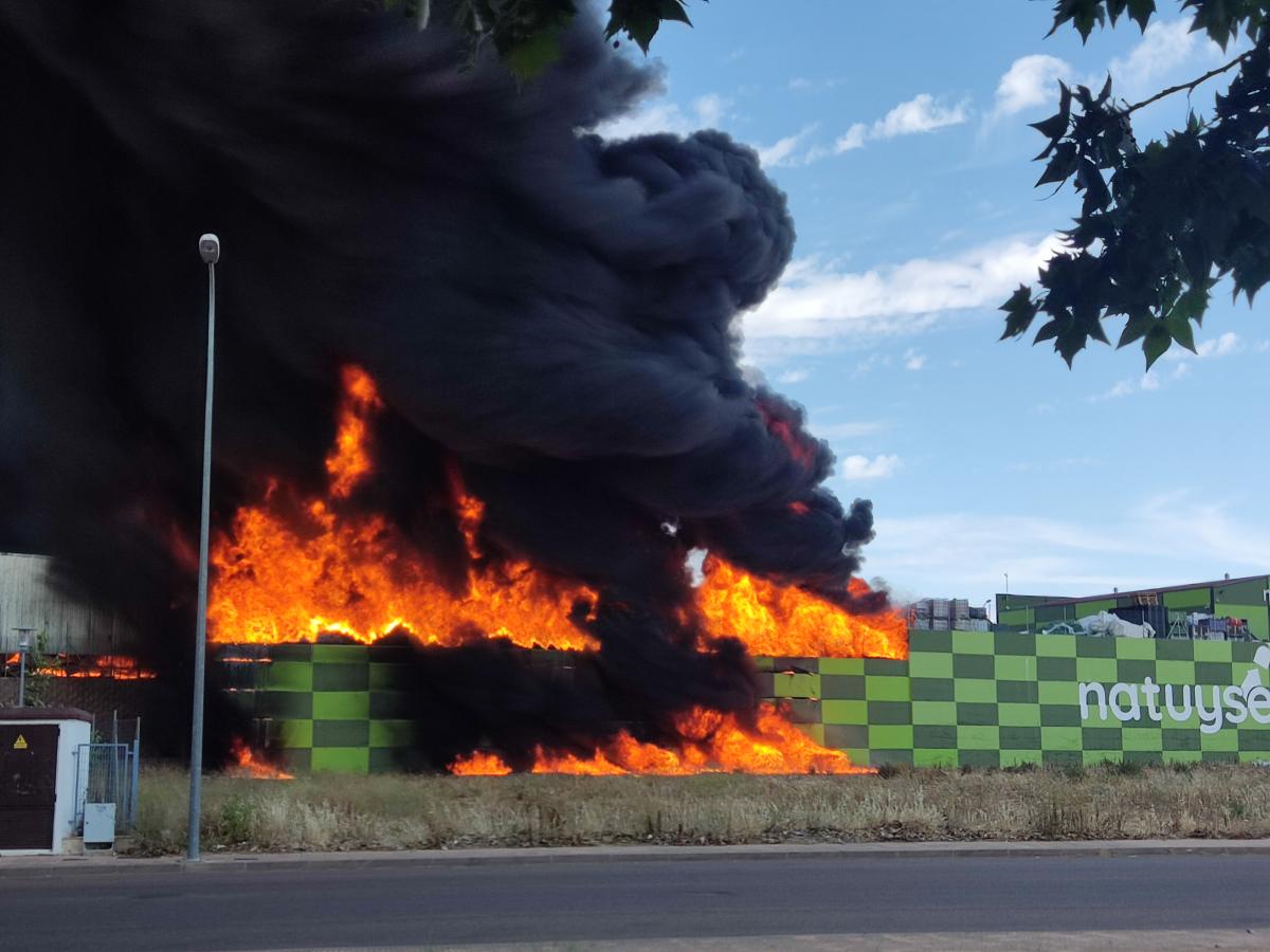 Arde una planta de reciclaje en el polígono industrial de Almendralejo