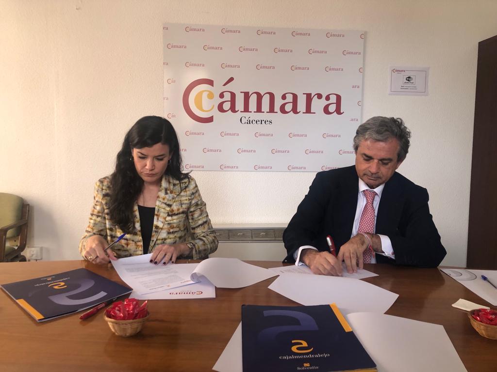 La Cámara de Cáceres y Cajalmendralejo firman un convenio para impulsar startups