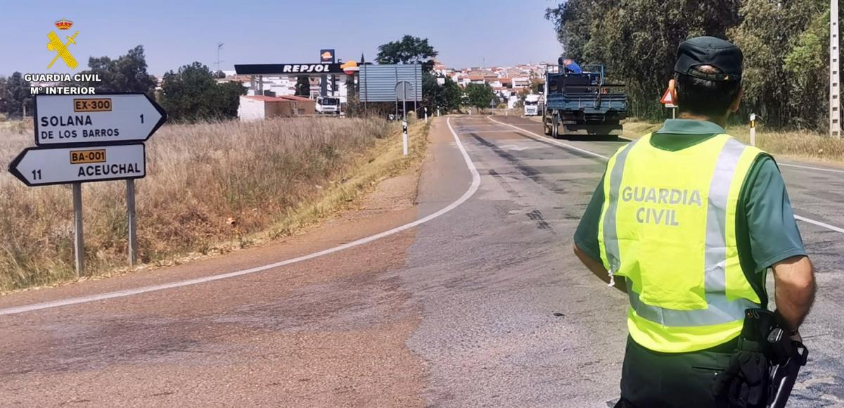 La Guardia Civil auxilia a un camionero que sufría una enfermedad súbita conduciendo