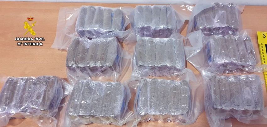 La Guardia Civil intercepta un transporte de droga de cinco kilos de hachís 