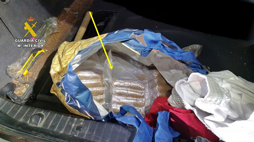 La Guardia Civil intercepta un transporte de droga de cinco kilos de hachís 