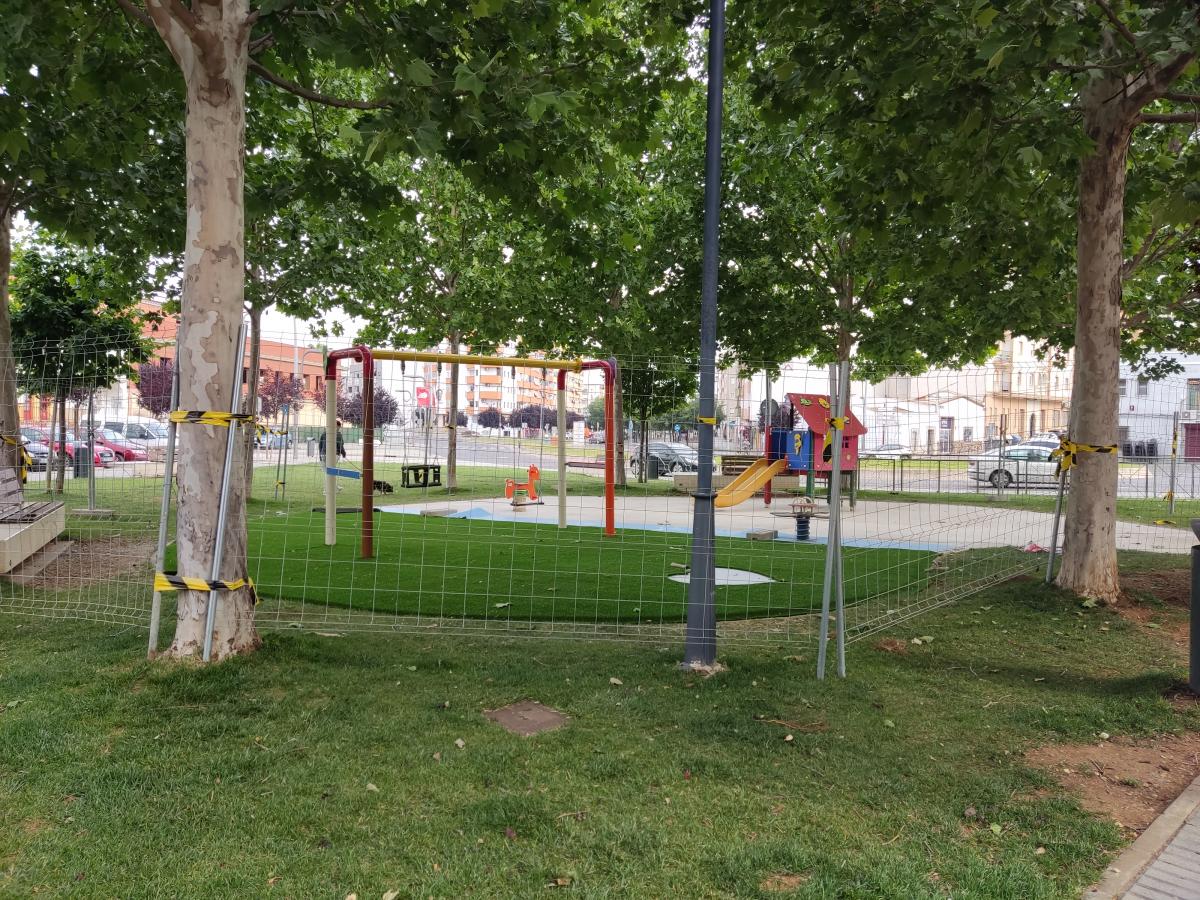 El cambio del suelo de seguridad en el parque de la calle Jaraíz acaba esta semana